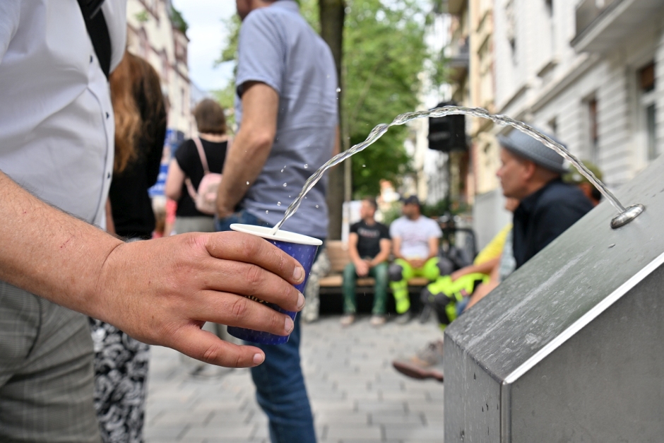 Wiesbaden setzt auf nachhaltigen Hitzeschutz: Mit über 60 Refill-Stationen können Bürgerinnen und Bürger ihre Trinkflaschen kostenlos mit Leitungswasser auffüllen – gesund, praktisch und umweltfreundlich.