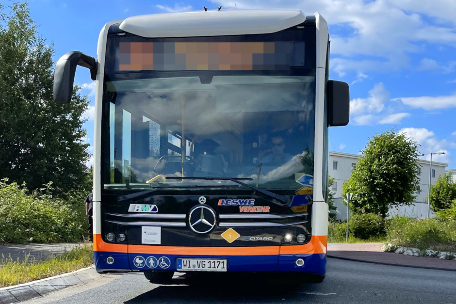 Sperrung des Linksabbiegerstreifens der B455 in den 2. Ring in Wiesbaden. Busse werden umgeleitet.