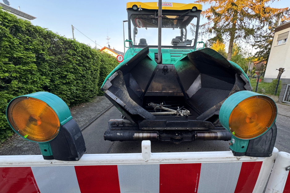 Vollsperrung der Römerstraße in Wiesbaden-Delkenheim für Fahrbahndeckenerneuerung.