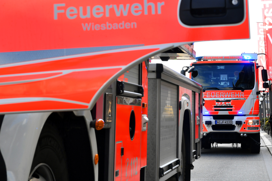 Brand in Wiesbadener Mehrfamilienhaus am Montagmorgen: Technischer Defekt setzt Badezimmer in Flammen