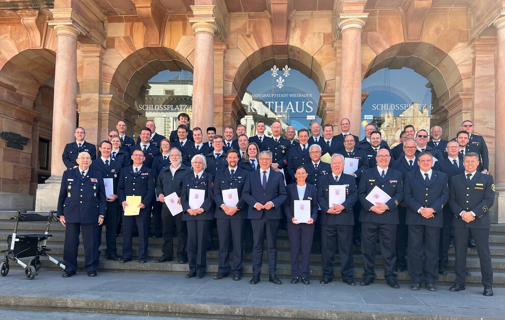 In Wiesbaden hat OB Mende Angehörigen der Freiwilligen Feuerwehr Jubiläumsurkunden mit Anerkennungsprämien überreicht und Wehrführer vereidigt.