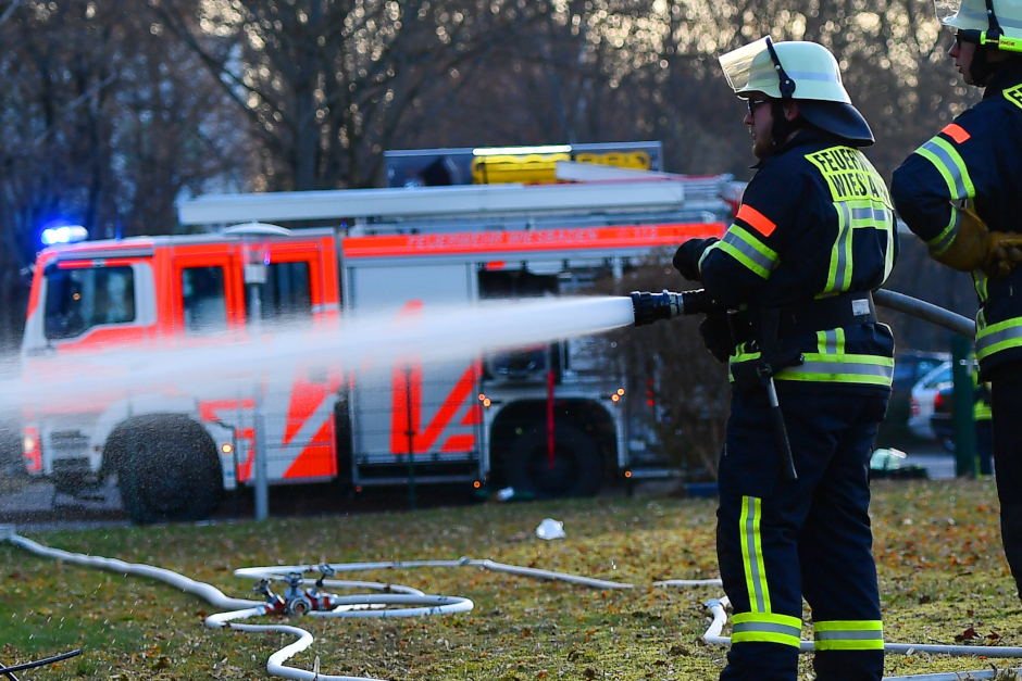 Am Samstagnachmittag brach in Mainz-Kostheim ein Garagenbrand aus. Dank des schnellen Einsatzes der Feuerwehr konnte ein Übergreifen der Flammen auf ein angrenzendes Wohnhaus verhindert werden. Zwei Hunde wurden aus dem Gefahrenbereich gerettet.