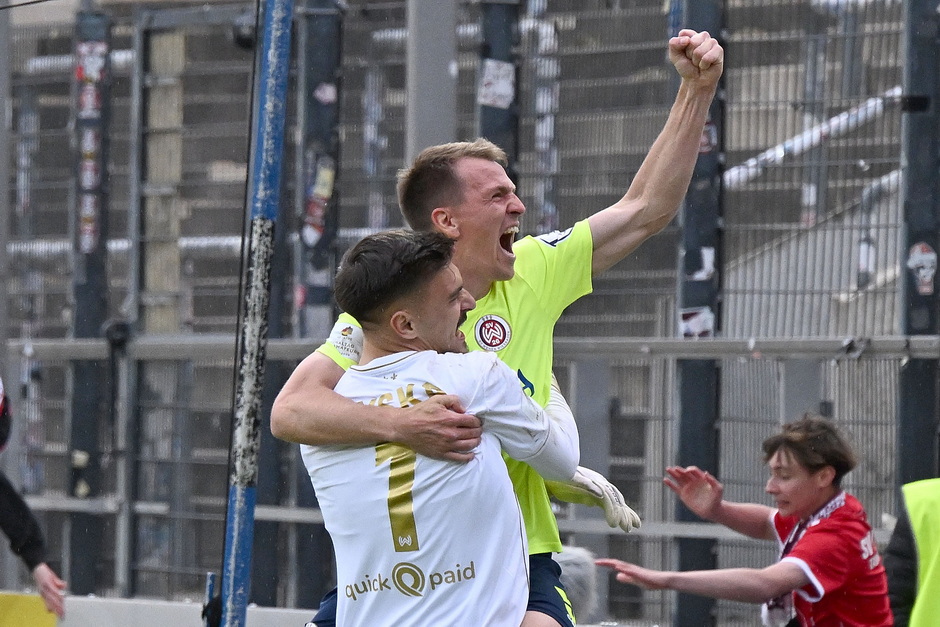 Hessenpokalsieger SV Wehen Wiesbaden - Elfmeterschütze Emanuel Taffertshofer jubelt mit Arthur Lyska