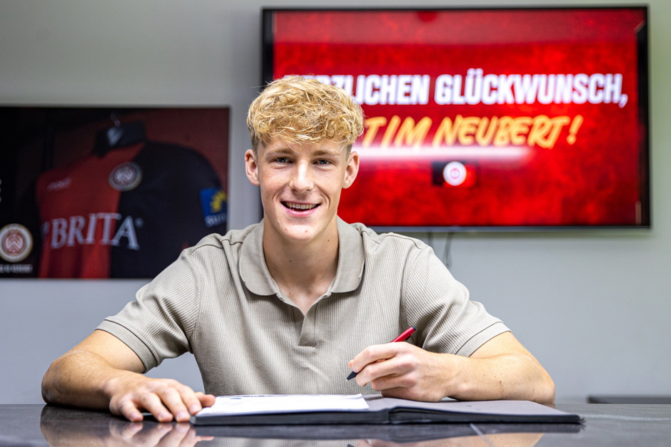 Tim Neubert unterschreibt ersten Profi-Vertrag beim SV Wehen Wiesbaden