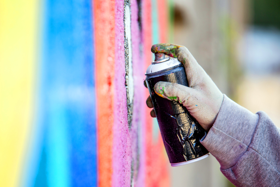 Gebäudewand in den vergangenen Tage in Wiesbaden mit Farbe beschmiert.