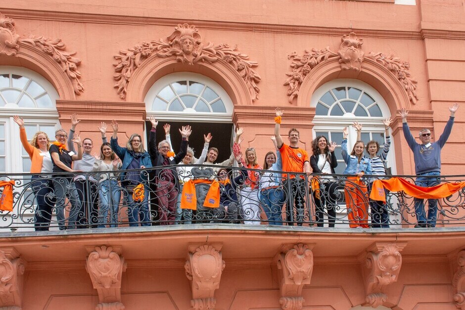 Um auf die Erkrankung Multiple Sklerose aufmerksam zu machen, trägt das Schloss in Wiesbaden-Biebrich Orange.