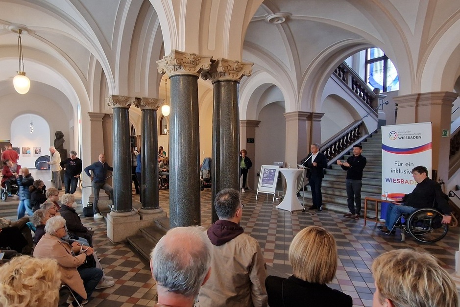 Zum Europäischen Protesttag zur Gleichstellung von Menschen mit Behinderungen setzten zahlreiche Besucher auf dem Schlossplatz in Wiesbaden ein Zeichen für eine inklusive Gesellschaft.