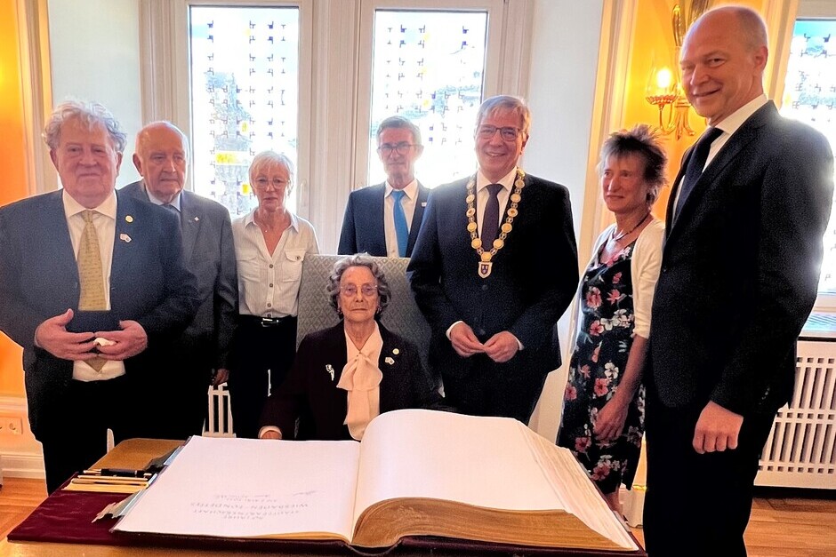 Wiesbadens Oberbürgermeister Gert-Uwe Mende hat zu einem Empfang im Rahmen des 50-jährigen Partnerschaftsjubiläum zwischen Naurod und Fondettes ins Rathaus eingeladen.