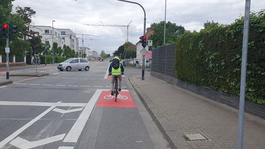 Neuer Radfahrstreifen sorgt für mehr Sicherheit in Wiesbaden-Kostheim