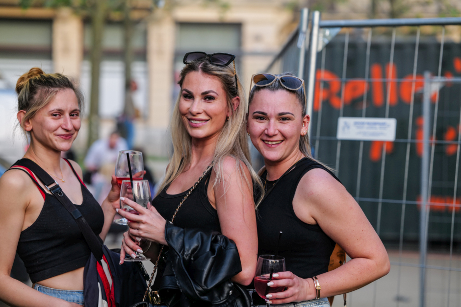 Kranzplatzfest 2025: Musik, Genuss und Lebensfreude im Herzen Wiesbadens Vom 28. Mai bis 1. Juni lädt das Traditionsfest rund um den Kochbrunnen zu fünf Tagen voller Live-Musik, Kulinarik und Gemeinschaft ein