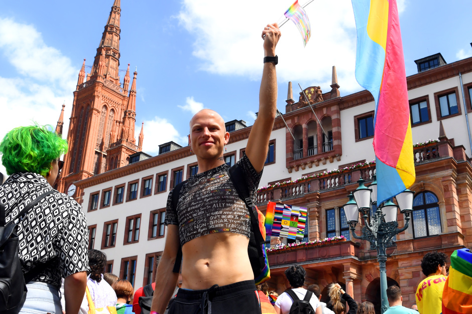 In Wiesbaden verurteilte Innenminister Poseck Gewalt gegen queere Menschen.