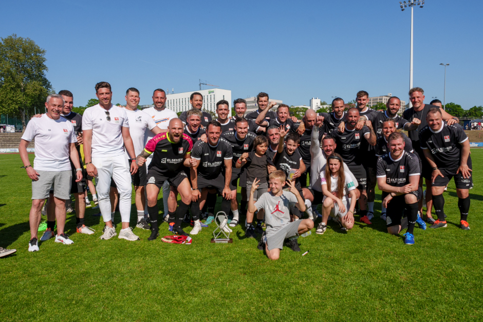 Emotionen, Adrenalin und echtes Herzblut: Der Helmut-Schön-Sportpark verwandelte sich am Maifeiertag in eine Bühne für Fußball-Legenden, Gänsehautmomente und ein starkes Miteinander. Der Legendencup 2025 vereinte alles, was ein unvergessliches Event braucht – und noch mehr: Sportliche Glanzlichter, Stars zum Anfassen, eine riesige Portion Menschlichkeit und ein gemeinsames Ziel – Hilfe für krebskranke Kinder.