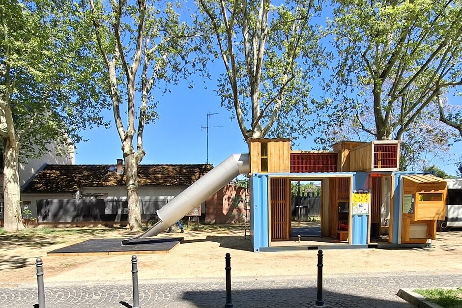 Der zum Spielgerät umgebaute Überseecontainer, der im Sommer auf dem Wiesbadener Schlossplatz stand, ist nun auf dem Lehrplatz im Bergkirchenviertel aufgestellt.