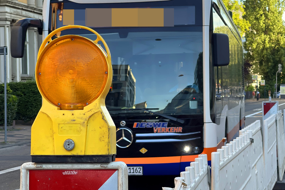 Sperrung der Emser Straße in Wiesbaden. Umleitungen für mehrere Buslinien.
