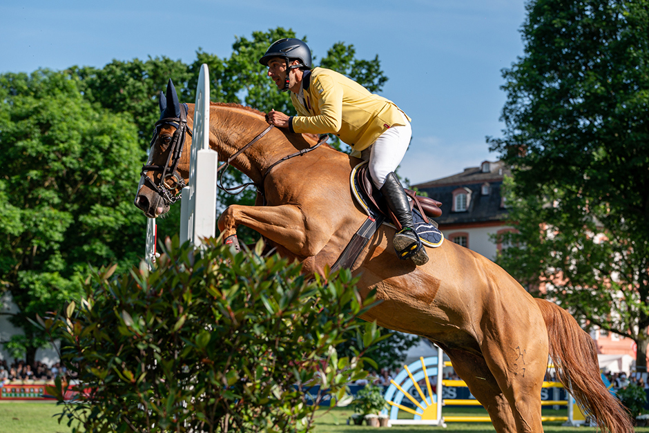 Das "LONGINES PfingstTurnier Wiesbaden" präsentiert von Freitag bis Montag, 6. bis 9. Juni 2025, im Biebricher Schlosspark wieder Pferdesport auf höchstem Niveau.
