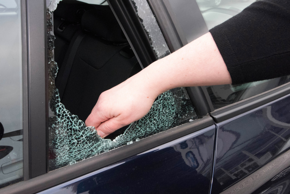 Diebstahl von Reifen und Felgen aus Auto in Wiesbaden.