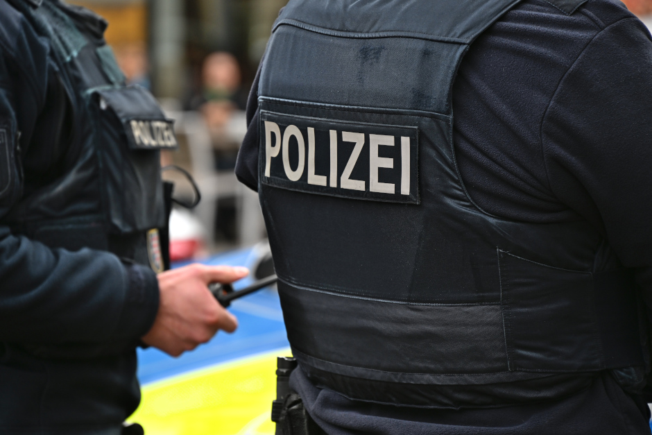 Polizeibeamter und Krankenhausmitarbeiter tätlich im St. Josefs-Hospital Wiesbaden angegriffen.