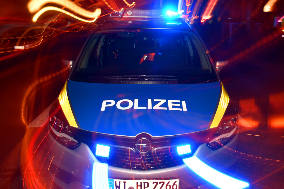 Eine betrunkene Frau hat am späten Mittwochabend in Wiesbaden randaliert. Polizei schreitet ein