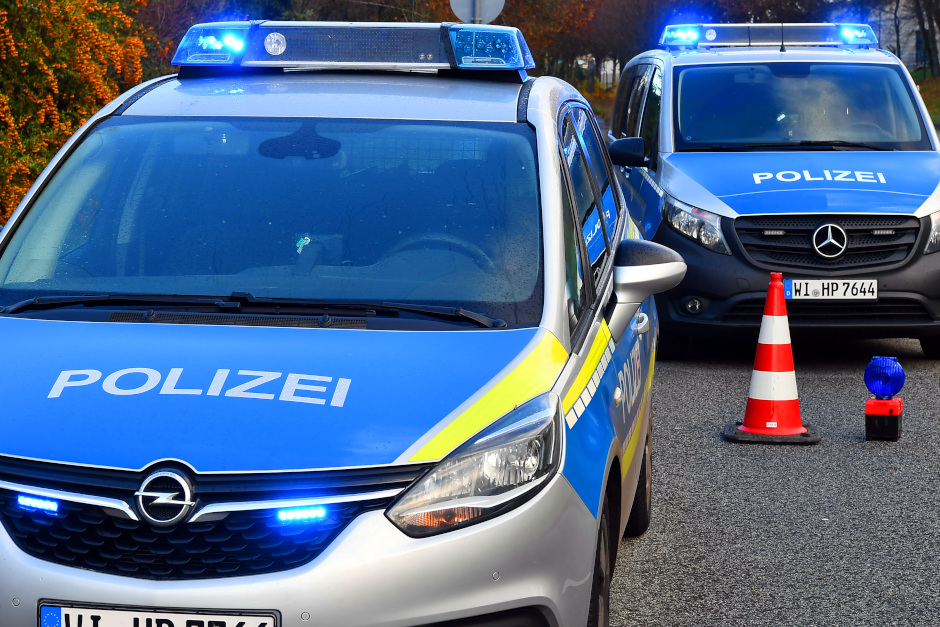 Junge Männer von Frau am Montag in der Reisinger Anlagen in Wiesbaden beleidigt und mit Messer bedroht.