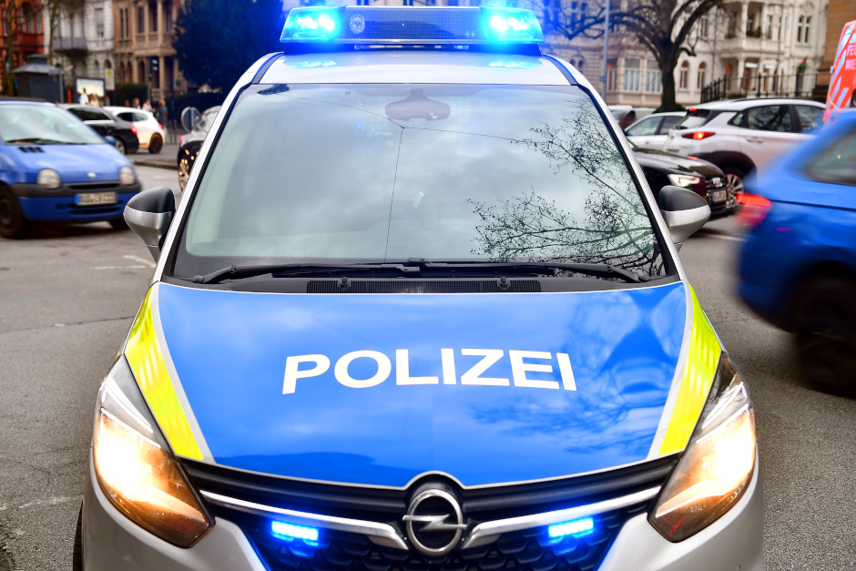 Auseinandersetzung zwischen Porschefahrer und Radfahrern in Wiesbaden-Nordenstadt. Polizei sucht Zeugen