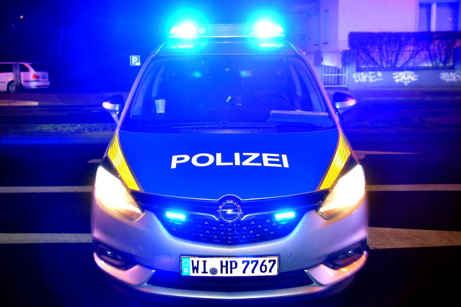 In den frühen Morgenstunden des Samstags verwandelte ein offenbar schwer betrunkener Mann die Straßen von Wiesbaden-Biebrich in ein regelrechtes Schlachtfeld: Über 27 Fahrzeuge wurden durch ihn beschädigt, Kennzeichen abgerissen, Scheibenwischer zerstört – und selbst eine Hauseingangstür blieb nicht verschont.