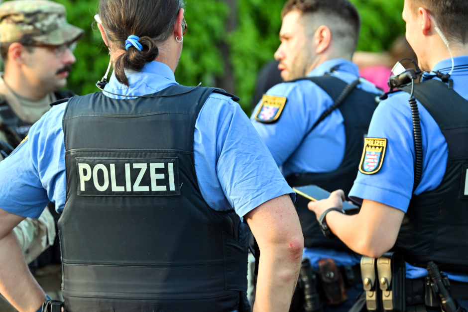 Ein Wochenende im Zeichen der Sicherheit: Mit massivem Polizeiaufgebot kontrollierten Landespolizei, Stadtpolizei und Bereitschaftspolizei zentrale Hotspots in der Wiesbadener Innenstadt. Die Bilanz: Ein festgenommener Drogendealer, 47 kontrollierte Personen und verstärkte Polizeipräsenz.