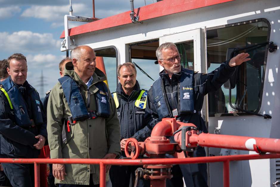 In Wiesbaden besuchte Innenminister Poseck das Abschlusstraining des länderübergreifenden Trainings der Maritime Einsatzeinheit der Wasserschutzpolizei