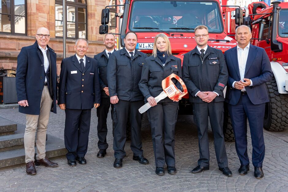 In Wiesbaden übergab Innenminister Poseck 13 neue Gerätewagen-Logistik an Katastrophenschutzeinheiten