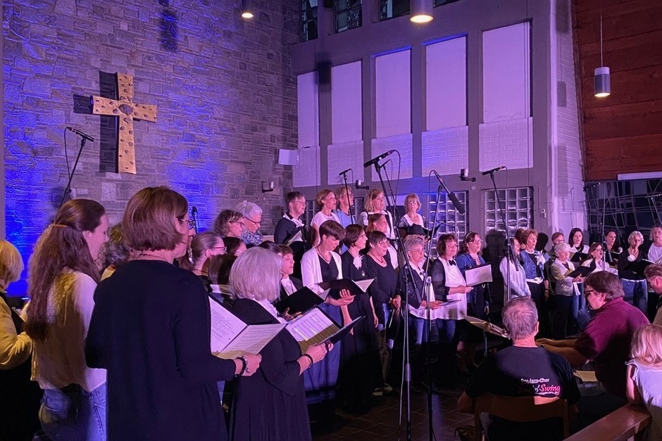 Der Pop-Jazz-Chor Sing’n’Swing sein erstes großes Konzert in Wiesbaden-Nordenstadt.