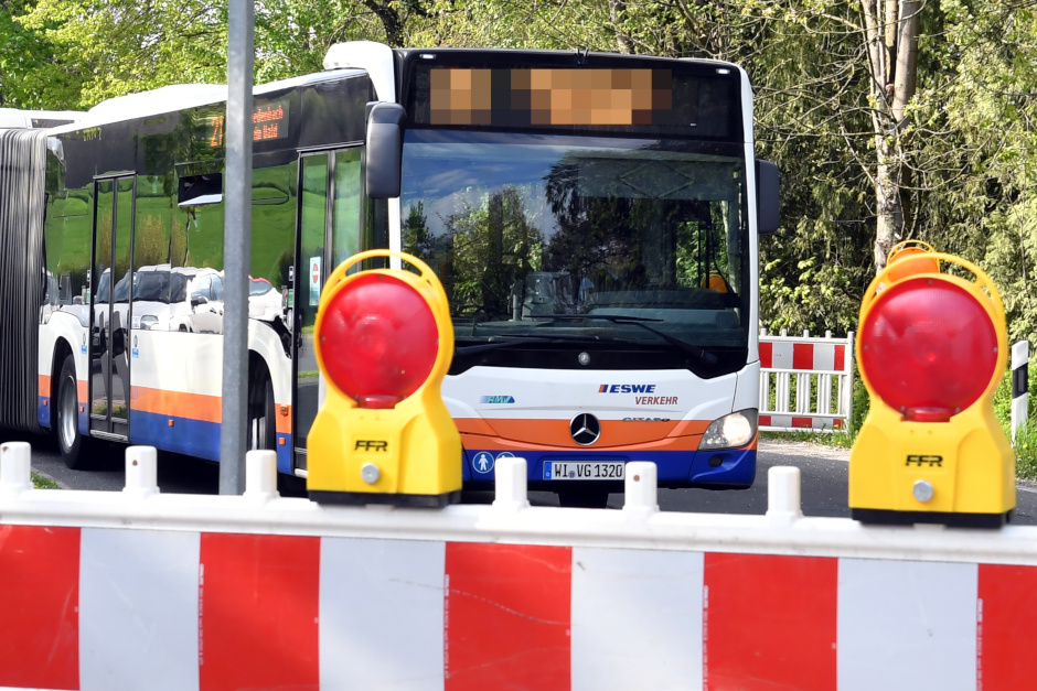 Wasserrohbruch in Wiesbaden-Igstadt. Die Busse werden umgeleitet.