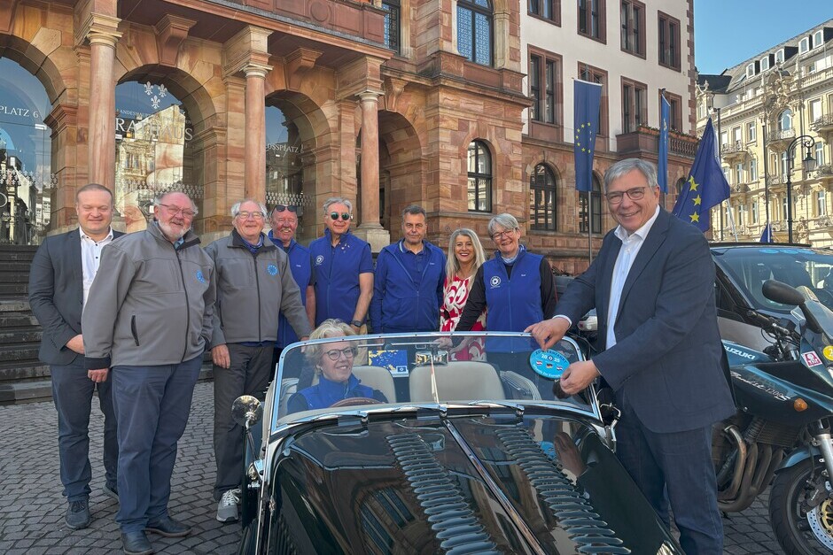 Wiesbadens Oberbürgermeister Gert-Uwe Mende hat den Startschuss zur fünften Sternfahrt des Vereins "Wheels for Europe" gegeben.