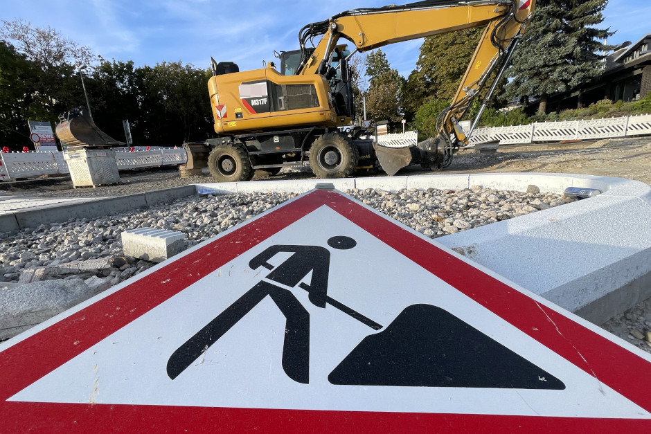 Vertragsbruch auf der Baustelle: Stadt Wiesbaden kündigt Baufirma an der Ellenbogengasse. Bauarbeiten verzögern sich: Stadt zieht Konsequenzen nach wiederholtem Fehlstart – neue Ausschreibung soll zügig erfolgen