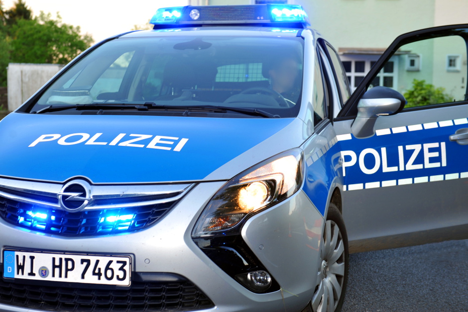 Gehstock durch geöffnetes Wohnungsfenster am Samstag in Wiesbaden geworfen