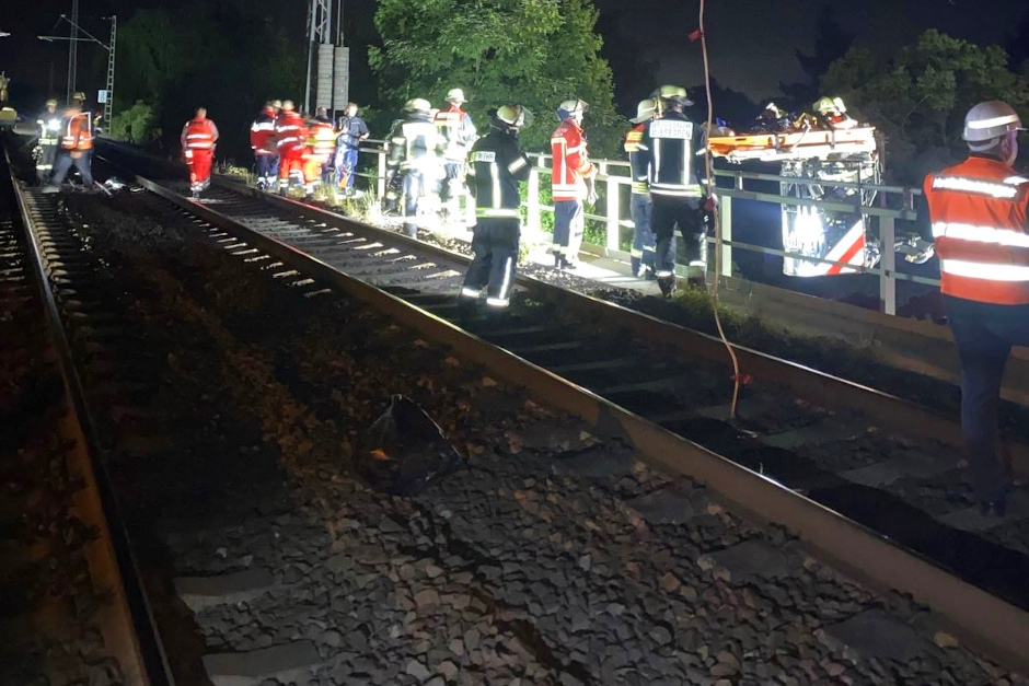 Schwerer Stromunfall bei Gleisbauarbeiten – Arbeiter schwer verletzt Ein schwerer Stromunfall an einer Bahnoberleitung hat am späten Dienstagabend in Wiesbaden einen 30-jährigen Bauarbeiter schwer verletzt. Die Rettungsarbeiten gestalteten sich aufgrund des schwierigen Geländes als äußerst herausfordernd.