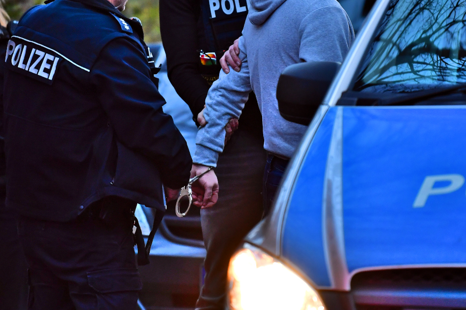 Zeuge vereitelt nächtlichen Rollerdiebstahl – Polizei nimmt Jugendliche fest Aufmerksamer Anwohner verhindert Diebstahl in Mainz-Kastel – Polizei fasst Tatverdächtige im Nahbereich