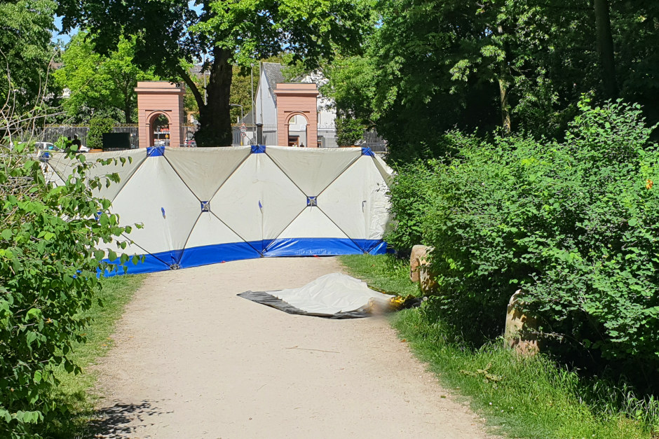 Tödlicher Messerangriff im Schlosspark Biebrich: 86-Jähriger wird Opfer eines brutalen Überfalls. Ein sonniger Freitagmorgen im Schlosspark Biebrich wird für einen 86-jährigen Senior zur tödlichen Falle: Ein 56-jähriger Mann sticht mehrfach auf den Spaziergänger ein – ohne erkennbares Motiv. Die Ermittler gehen von einem Zufallsopfer aus. Die Tat sorgt in Wiesbaden für Entsetzen.