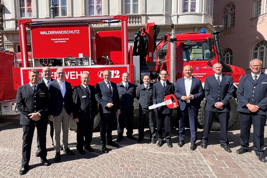 Die Feuerwehr und Oberbürgermeister Gert-Uwe Mende haben auf dem Wiesbadener Schlossplatz neue Gerätewagen-Logistik für den Katastrophenschutz in Empfang genommen.