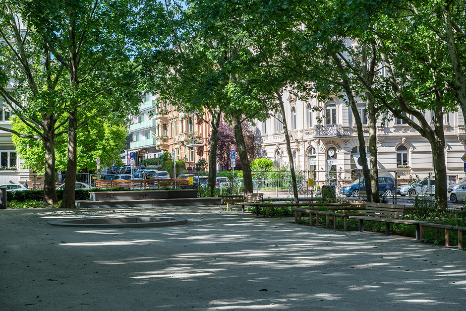 Mit der Eröffnung des neugestalteten Sedanplatzes am Freitag, 16. Mai, ist im Westend ein neuer attraktiver Ort für Erholung, Begegnung und Stadtnatur entstanden.