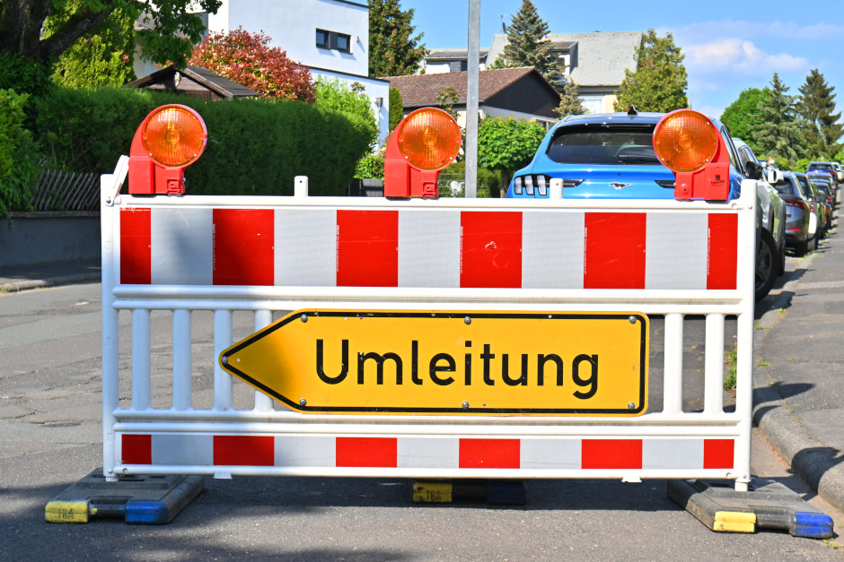 Vollsperrung der Birkenstraße in Wiesbaden-Biebrich für Bauarbeiten.