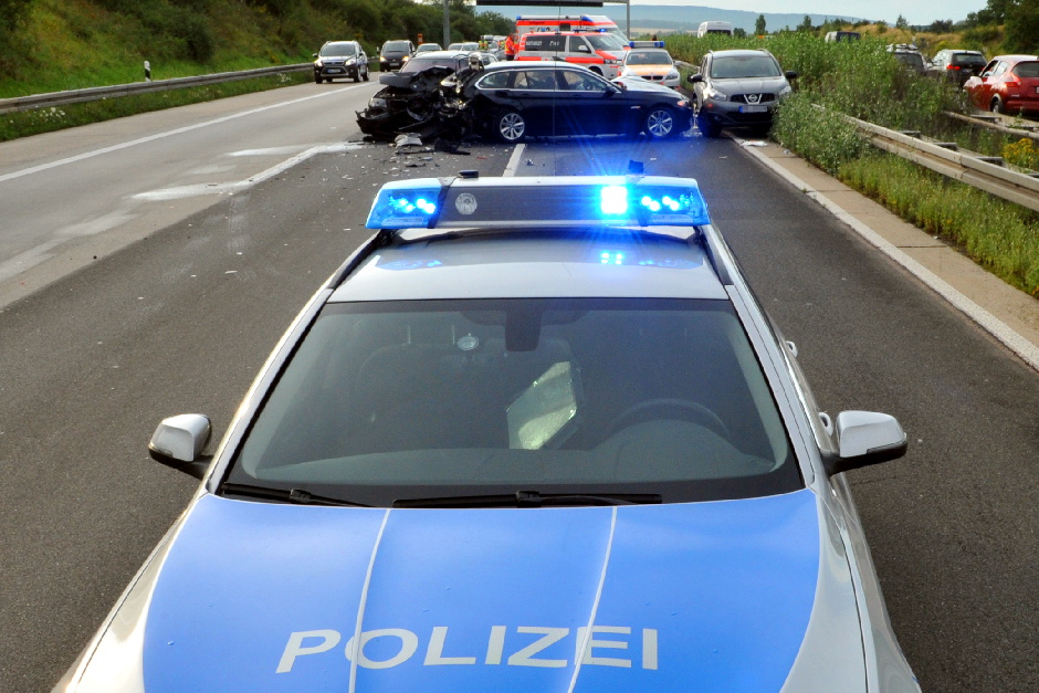 Ein Jahr der Gegensätze auf Hessens Straßen: Während die Zahl der Verletzten und Getöteten einen neuen Tiefststand erreicht, steigen die Unfallzahlen bei E-Scootern und jungen Fahrern. Innenminister Roman Poseck setzt auf modernisierte Einsatzfahrzeuge und verschärfte Präventionsmaßnahmen, um die ,Vision Zero‘ zu verwirklichen.