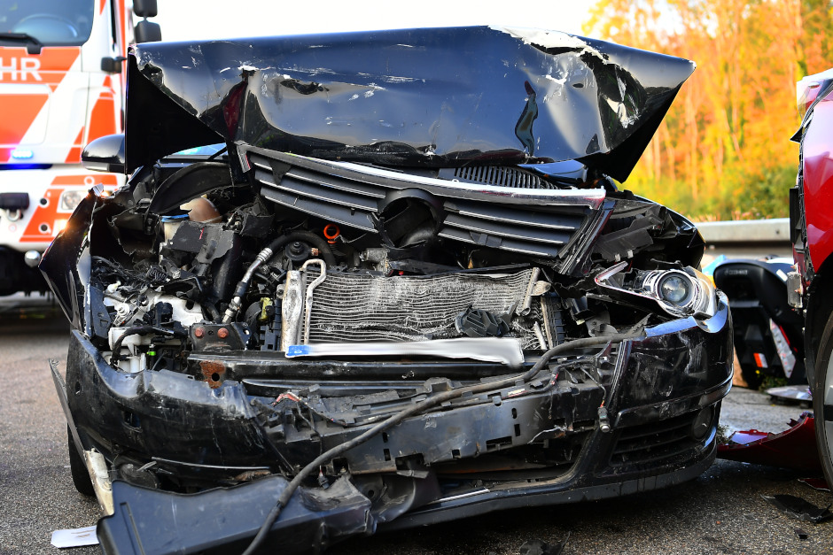 Dramatischer Crash auf der A3 bei Wiesbaden. Lkw schiebt Mercedes quer über die Autobahn.