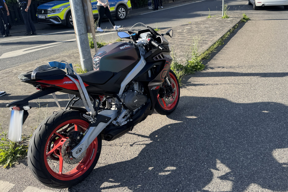 Verkehrsunfall zwischen Auto und Motorrad am Mittwoch in der Theodor-Heuss-Straße in Wallau,