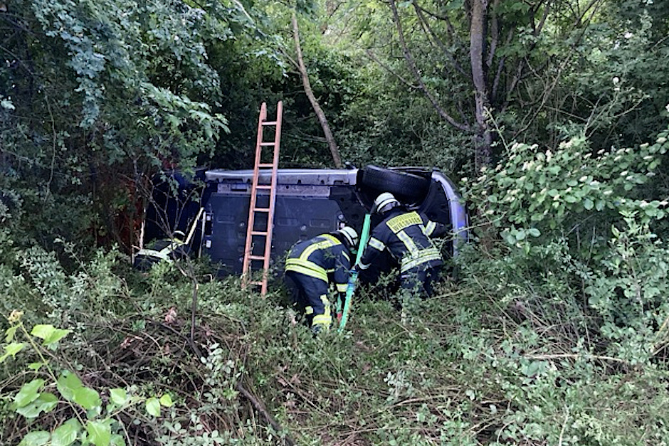 Hyundai überschlägt sich auf der A 671 bei Hochheim am Samstag. Fahrer leicht verletzt.