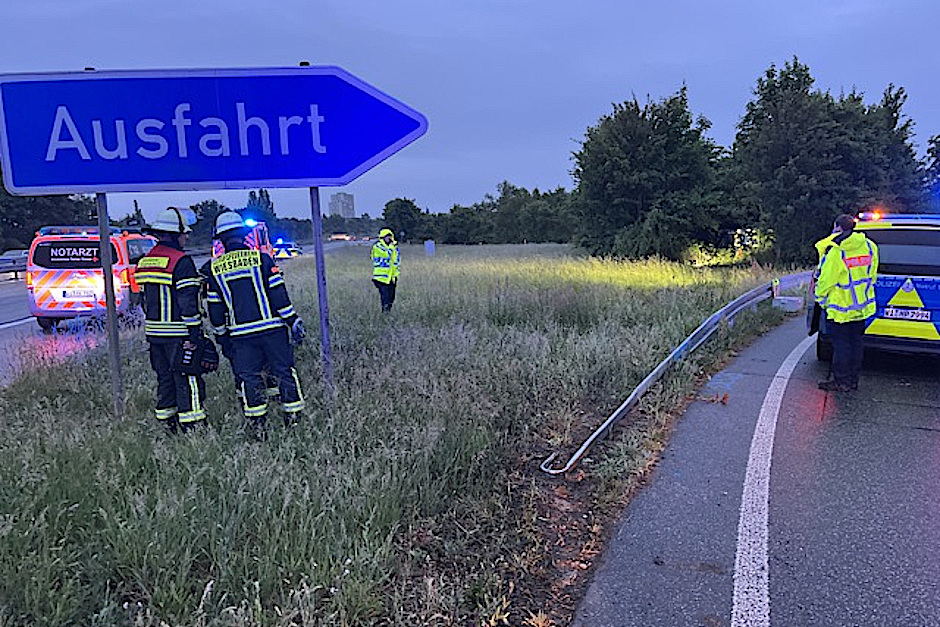 Hyundai überschlägt sich auf der A 671 bei Hochheim am Samstag. Fahrer leicht verletzt.