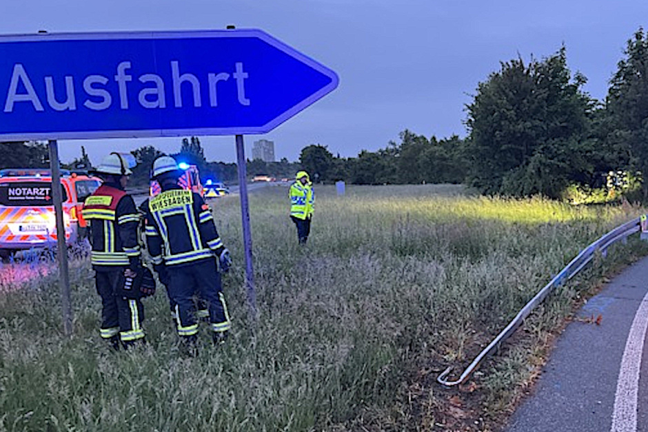 Hyundai überschlägt sich auf der A 671 bei Hochheim am Samstag. Fahrer leicht verletzt.
