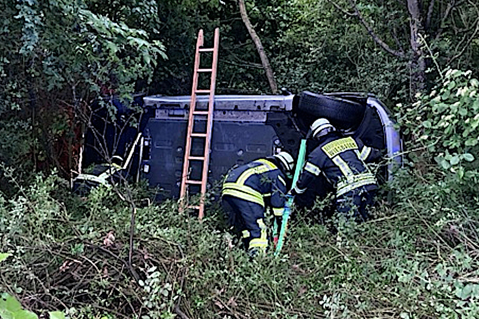 Hyundai überschlägt sich auf der A 671 bei Hochheim am Samstag. Fahrer leicht verletzt.