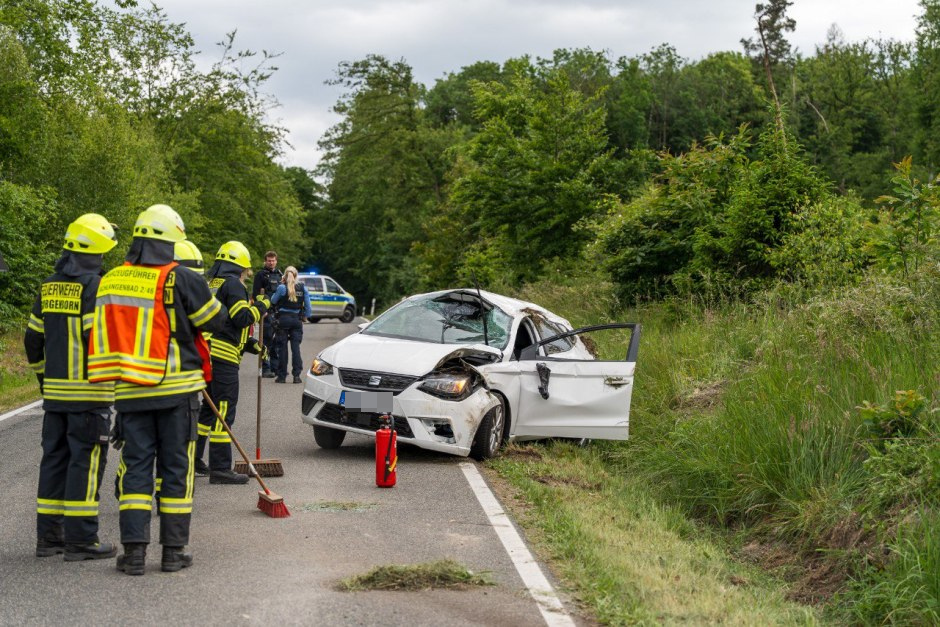 Ein spektakulärer Verkehrsunfall erschütterte am Dienstagnachmittag die Georgenborner Straße zwischen Georgenborn und Wiesbaden-Frauenstein: Ein 21-jähriger Autofahrer verlor in einer Kurve die Kontrolle über seinen Seat Ibiza, wich einem entgegenkommenden Fahrzeug aus, geriet ins Schleudern – und überschlug sich mehrfach. Wie durch ein Wunder kam der junge Mann mit leichten Verletzungen davon.