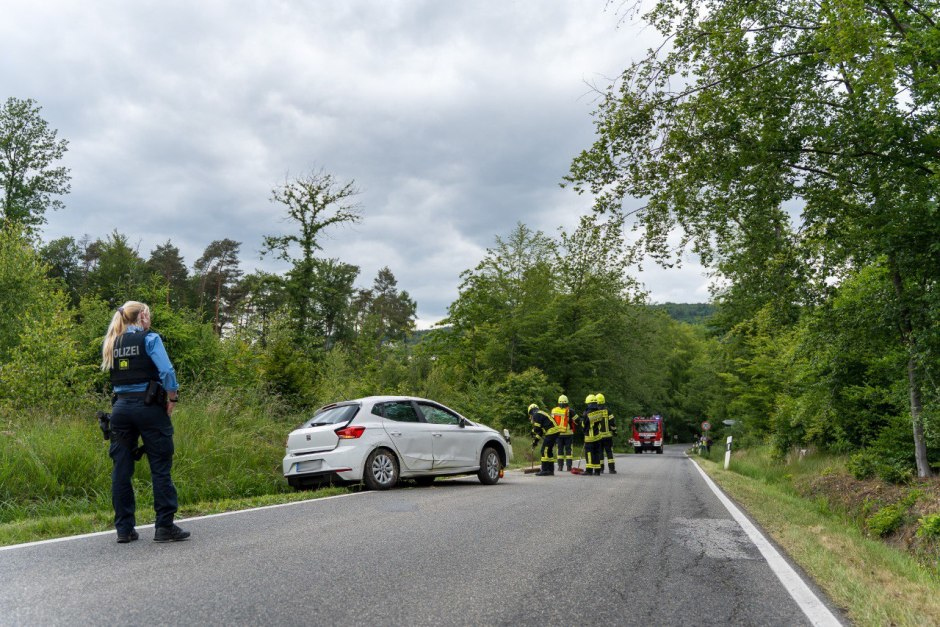 Ein spektakulärer Verkehrsunfall erschütterte am Dienstagnachmittag die Georgenborner Straße zwischen Georgenborn und Wiesbaden-Frauenstein: Ein 21-jähriger Autofahrer verlor in einer Kurve die Kontrolle über seinen Seat Ibiza, wich einem entgegenkommenden Fahrzeug aus, geriet ins Schleudern – und überschlug sich mehrfach. Wie durch ein Wunder kam der junge Mann mit leichten Verletzungen davon.