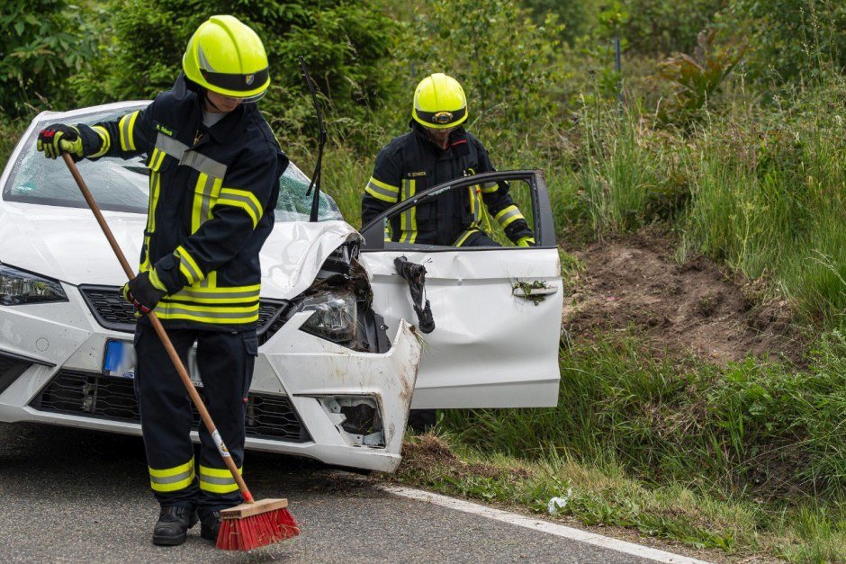 Ein spektakulärer Verkehrsunfall erschütterte am Dienstagnachmittag die Georgenborner Straße zwischen Georgenborn und Wiesbaden-Frauenstein: Ein 21-jähriger Autofahrer verlor in einer Kurve die Kontrolle über seinen Seat Ibiza, wich einem entgegenkommenden Fahrzeug aus, geriet ins Schleudern – und überschlug sich mehrfach. Wie durch ein Wunder kam der junge Mann mit leichten Verletzungen davon.