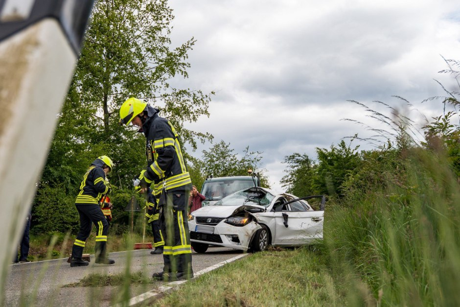 Ein spektakulärer Verkehrsunfall erschütterte am Dienstagnachmittag die Georgenborner Straße zwischen Georgenborn und Wiesbaden-Frauenstein: Ein 21-jähriger Autofahrer verlor in einer Kurve die Kontrolle über seinen Seat Ibiza, wich einem entgegenkommenden Fahrzeug aus, geriet ins Schleudern – und überschlug sich mehrfach. Wie durch ein Wunder kam der junge Mann mit leichten Verletzungen davon.